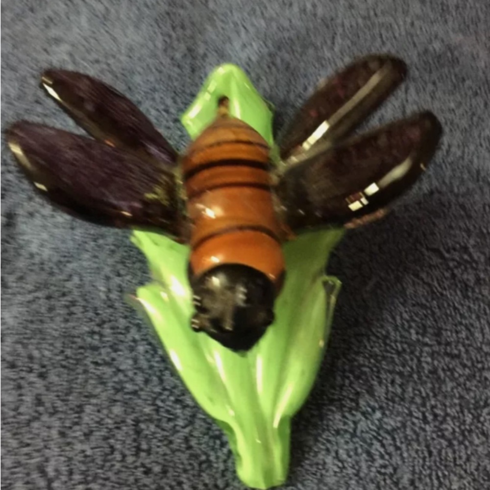 7” long x 4” tall glass bumblebee figurine